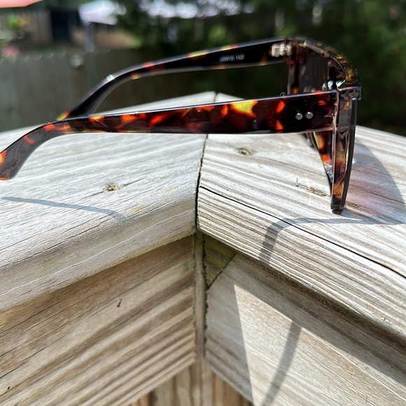 Chic Sunglasses - Picture 5 of 7